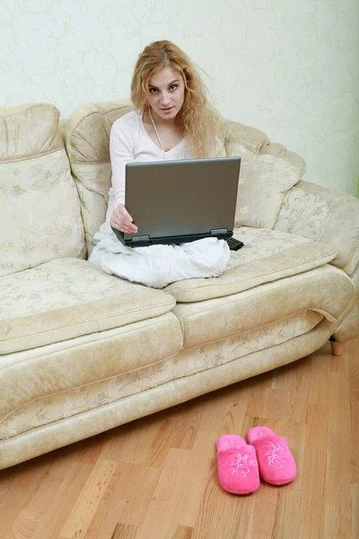 Ragazza e laptop — Foto Stock