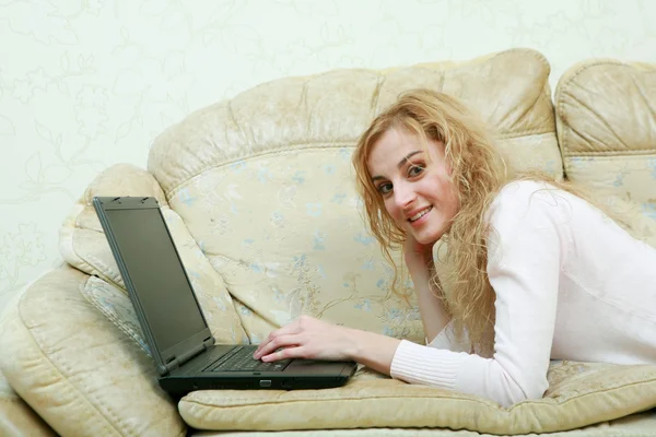 Trevlig tjej med laptop — Stockfoto