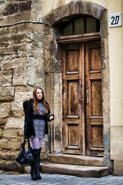 Eski kapı kadına — Stok fotoğraf