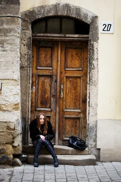 Mujer en la puerta — Foto de Stock