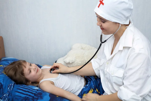 Médico e criança — Fotografia de Stock