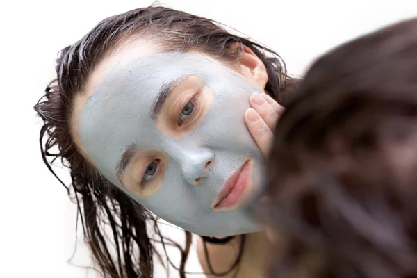 Menina colocando uma máscara de lama — Fotografia de Stock