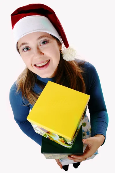Chica en una gorra con una caja —  Fotos de Stock