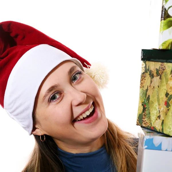 Ein lächelndes Mädchen in einer Mütze mit drei Schachteln — Stockfoto