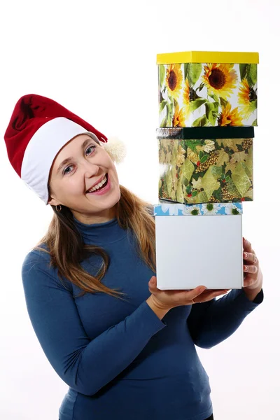 Счастливая девушка в шапке с тремя коробками — стоковое фото