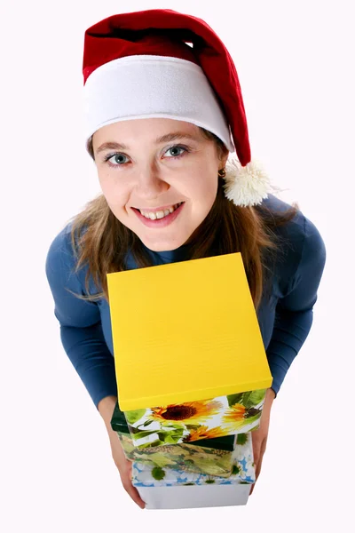 Sarı bir kutu ile şapkalı kız — Stok fotoğraf