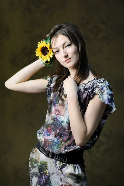 Gelbe Sonnenblume im Haar — Stockfoto