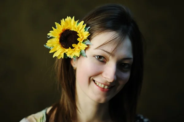 Gelbe Sonnenblume im Haar — Stockfoto