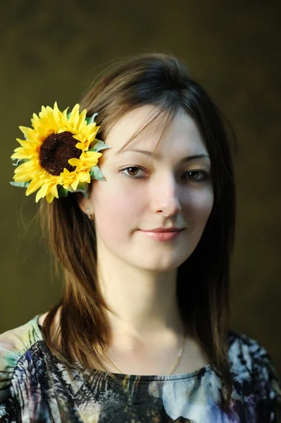 Gele zonnebloem in haar — Stockfoto