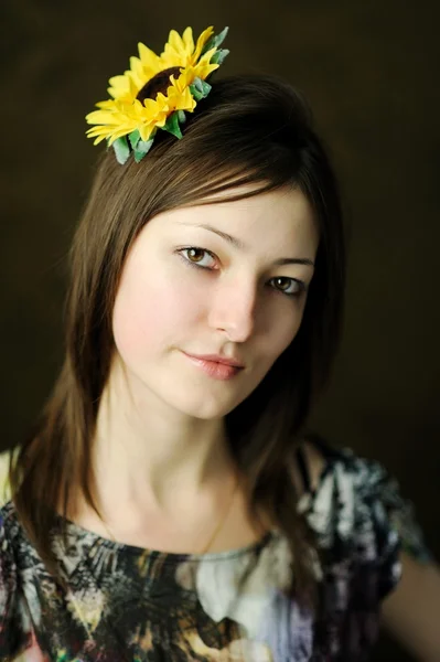 Gelbe Sonnenblume im Haar — Stockfoto