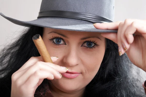 Vrouw met sigaar — Stockfoto