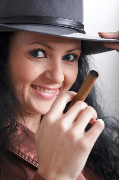 Flicka med cigarr — Stockfoto
