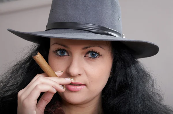 Девушка с сигарой — стоковое фото