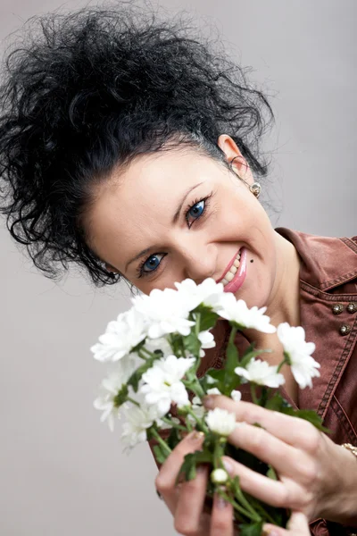 Portret van vrouw met bloemen — Stockfoto