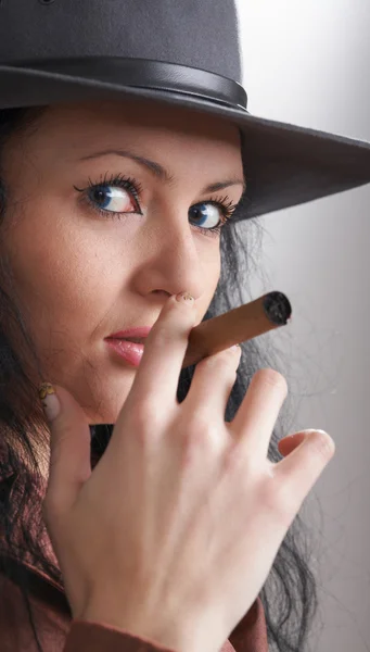 Девушка курит сигару — стоковое фото