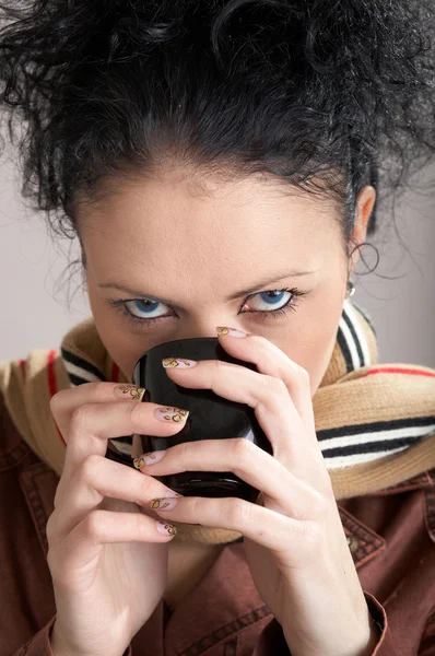 Chica bebiendo té caliente — Foto de Stock