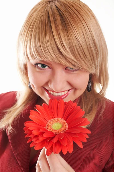 Lachende meisje met rode bloemen — Stockfoto