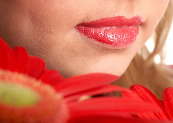 Lips and red flowers — Stock Photo, Image