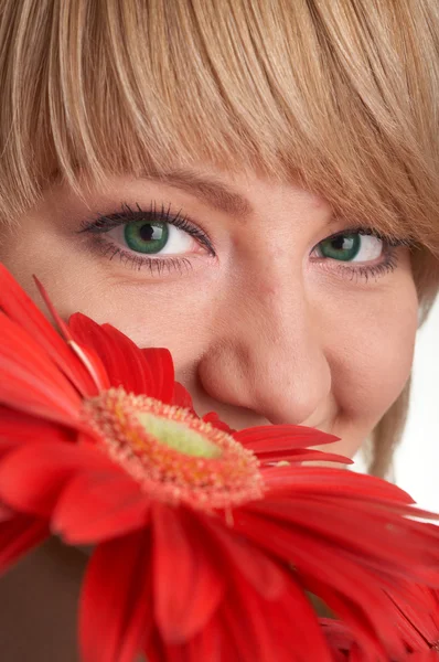 Meisje met rode bloemen — Stockfoto