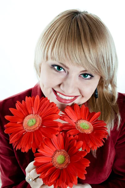 Vrouw met rode bloemen — Stockfoto