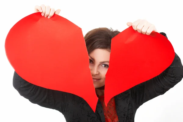 Büyük kırmızı kalp parçalayan kadın — Stok fotoğraf