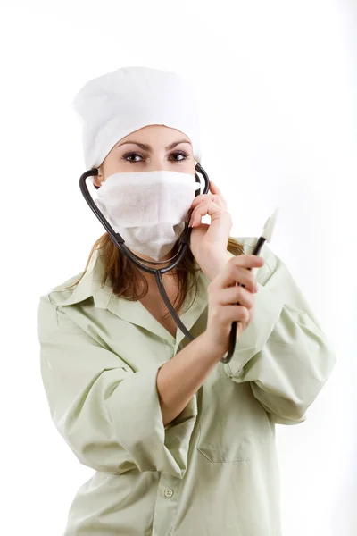 Enfermeira em máscara branca com estetoscópio — Fotografia de Stock