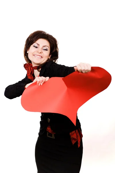 Femme déchirant grand coeur rouge peper — Photo