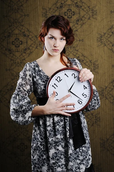 Kvinnan & klocka — Stockfoto