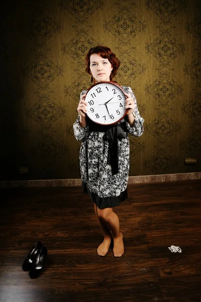 Женщина и часы — стоковое фото