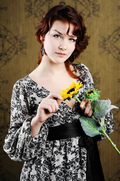 Γυναίκα με λουλούδι — Φωτογραφία Αρχείου