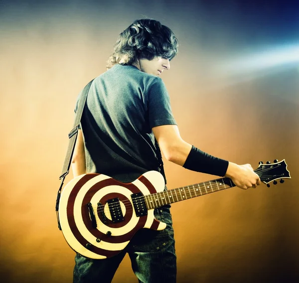 Portrét muže s kytarou — Stock fotografie