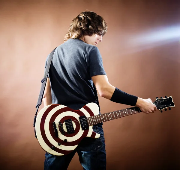 Férfi portré gitárral — Stock Fotó