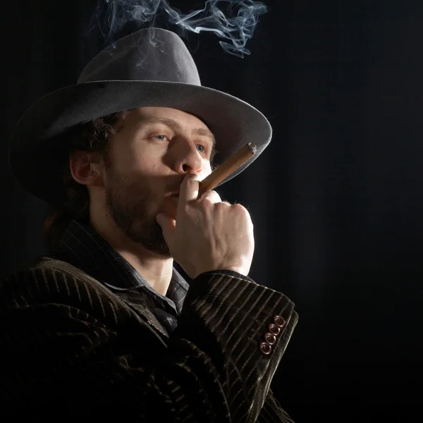 Hombre-fumador —  Fotos de Stock