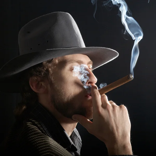 Бородач с сигарой — стоковое фото