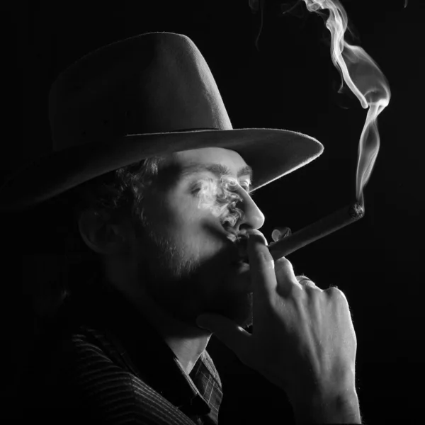Hombre barbudo con un cigarro — Foto de Stock