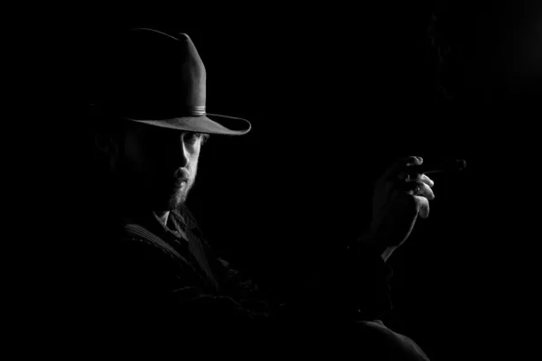 Человек в шляпе с сигарой — стоковое фото
