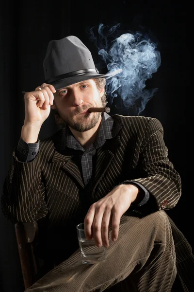 Человек с сигарой и стаканом виски — стоковое фото