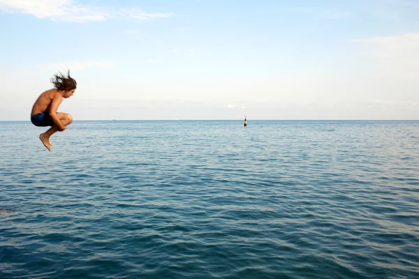 Saltar en el agua — Foto de Stock