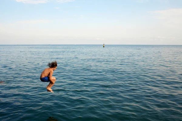 Pulando na água — Fotografia de Stock
