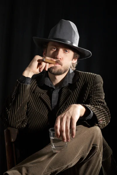 Ein Mann mit einem Glas Whiskey und einer Zigarre — Stockfoto