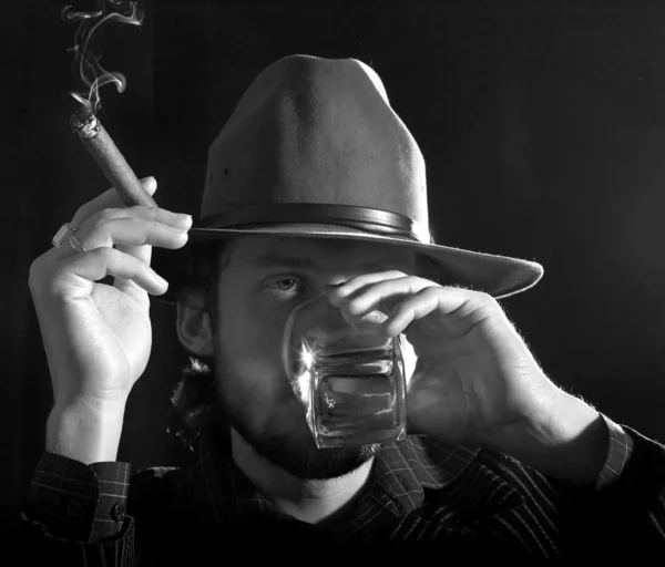 Hombre barbudo con cigarro — Foto de Stock