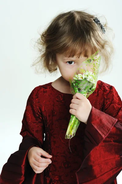 Fata cu flori albe — Fotografie, imagine de stoc