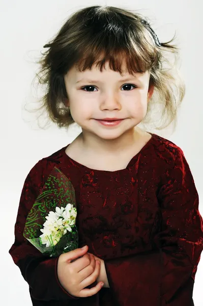 白い花を持つ少女 — ストック写真