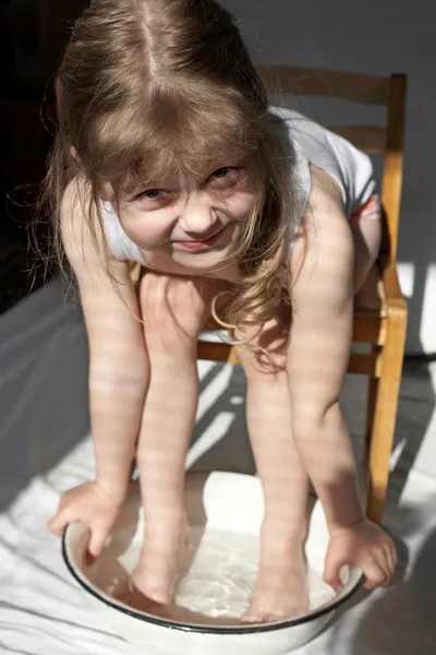 女の子彼女の足を洗う — ストック写真