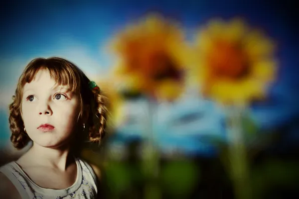 Meisje en zonnebloemen — Stockfoto