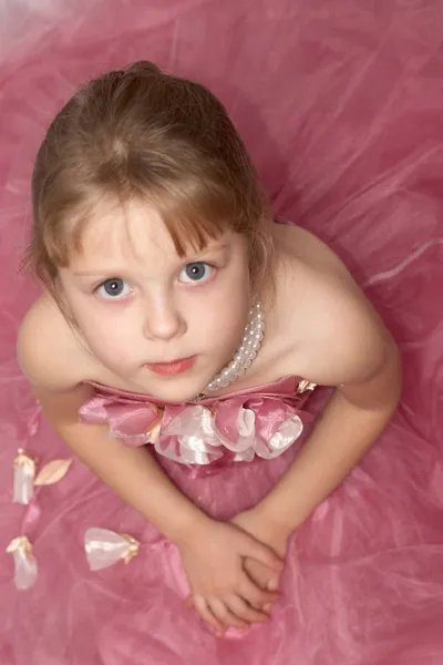 Nettes Mädchen im rosa Kleid — Stockfoto