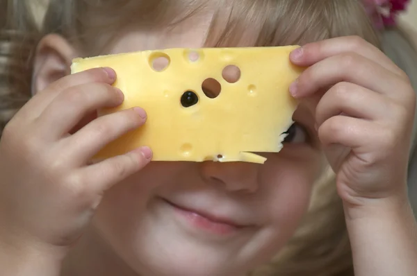 Девушка с сыром — стоковое фото
