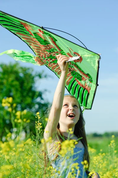 Dívka hraje draka — Stock fotografie