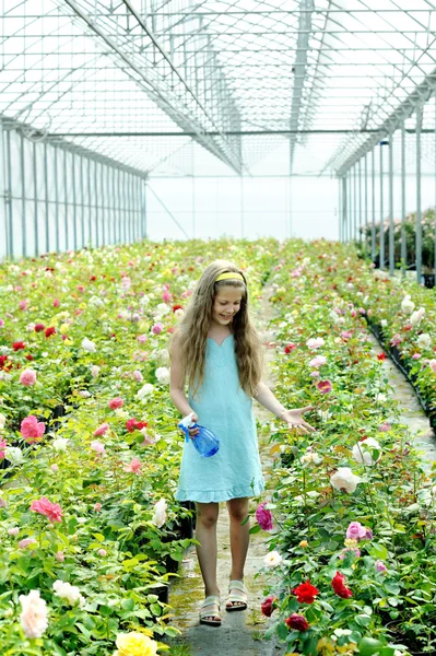 Mädchen in einem Rosenkranz — Stockfoto