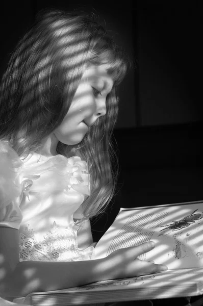 読んでいる女の子 — ストック写真